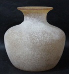 MURANO SEGUSO - Vaso decorativo em murano com rico trabalho jateado, moldado em formato bojudo, assinado em sua base, medindo: alt 20,5 cm x diam da borda 12,3 cm. Vide fotos extras!