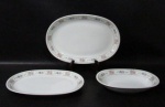 PORCELANA RENNER PORTO ALEGRE - Três travessas ovaladas em porcelana vitrificada branca, sendo duas rasas e uma funda, com bordas ornamentadas com motivos vegetalistas, arabescos e volutas em suave policromia, marcadas no fundo. Medidas da maior: comp 33,5 cm x larg 22,5/ medidas da menor: alt 4,5 cm x comp 23,5 cm x larg 16 cm.