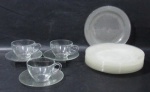 VIDRO - Nove pratos rasos e três xícaras para chá com seus pires, confeccionados em vidro translúcido. Med. pratos: diam 22,8 cm/ xícaras: alt 6 cm x diam 9,5 cm/ pires: 15 cm. Um pires com bicado na borda. Vide fotos extras!
