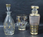 VIDRO - Uma garrafa licoreira, uma coqueteleira e um balde para gelo em vidro translúcido, com rica ornamentação de largas faixas, filetes, frisos, sulcos, estrelas e folhas em vasta pintura à ouro. Med. maior: alt total 27 c5 cmm x diam da borda / menor: alt 15 cm x diam da borda 11,5 cm. Vide fotos extras!