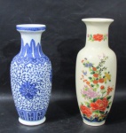 PORCELANA - Dois vasos decorativos em porcelana oriental vitrificada nas tonalidades branca e creme, ricamente decorados com motivos vegetalistas, sendo um em monocromia na cor azul e um em exuberante policromia e realces à ouro, marcados com selo em caracteres no fundo. Med. maior: alt 27,5 x diam 8 cm/ menor: alt 26 cm x diam 7,3 cm. Um com fios de cabelos na borda.
