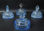 VIDRO - Três perfumeiros e uma caixa porta joias em vidro moldado na cor azul, tendo um perfumeiro a tampa em metal. Med. 11 cm de altura, aproximadamente. Uma tampa com bicado na parte inferior. Vide fotos1