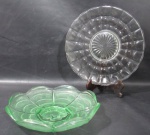 VIDRO - Duas peças em vidro, sendo: um prato para bolo translúcido e uma fruteira na cor verde, com bordas onduladas, fundos com lapidações de estrela e frutos em relevo, medindo: maior: 28,5 cm de diâmetro/ menor: 26 cm de diâmetro. Vide fotos extras!
