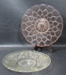 VIDRO - Dois pratos para bolo em vidro, sendo um translúcido e uma na cor rosa, profusamente lapidados com flores e gotas, bordas com movimento ondular, fundo estrelado, medindo: maior: 29,5 cm de diâmetro/ menor: 28 cm de diâmetro. Com sinais de uso. Vide fotos extras!