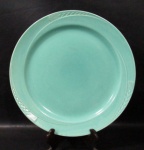 FAIANÇA - SERENADE MADE IN U.S.A. - Um medalhão em faiança com esmaltagem na tonalidade verde, com bordas trabalhadas com figuras reproduzindo flores sutilmente relevadas, marcado no fundo, medindo: 33 cm de diâmetro.