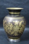 BRONZE - Um vaso decorativo em bronze esmaltado, bojudo, cinzelado com riqueza de detalhes, com rica ornamentação de elementos vegetalistas circundantes, medindo: alt 18 cm x diam 9,7 cm.