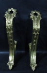 BRONZE - Elegante par de cantoneiras em bronze francês, cinzelado com riqueza de detalhes, com rica ornamentação de flores, canelados, cruzetas, finalizando com guirlandas de folhas, medindo: alt total 32,5 cm x 23 cm de largura.