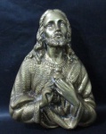 ARTE SACRA - Um adorno de parede em bronze maciço, ricamente cinzelado, representando O Sagrado Coração de Jesus, medindo: 24,5 cm de altura x 18,5 cm de largura.