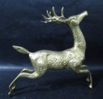ESCULTURAS - Escultura em bronze dourado, ricamente cinzelado, representando Alce, medindo: alt 22,5 cm x comp 25 cm, aproximadamente.