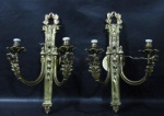 BRONZE - Elegante par de apliques de parede para duas lâmpadas em bronze francês, cinzelado com riqueza de detalhes, com rica ornamentação de flores, canelados, cruzetas, finalizando com guirlandas de folhas , medindo: alt 41 cm x 26 cm de largura.