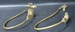 BRONZE - Antigo par de porta toalhas em bronze, ornamentados com apliques ricamente cinzelados com cachos de uvas, folhas de parreira e perolados em relevo, medindo: 40 cm de altura.