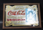 QUADROS - Antigo quadro espelhado, com pintura de propaganda da Coca-Cola, com moldura em madeira, medindo: alt 22,3 cm x larg 32,5 cm.