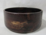 DIVERSOS - Uma saladeira em madeira nobre, apresenta formato circular, medindo: alt 8,8 cm diam 19,8 cm. Com marcas de uso e uma rachadura na borda.
