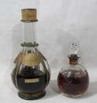 BEBIDAS - Duas garrafas de licores, sendo uma PG GARNIER ENGHIEN - FRANCE. Garrafas NÃO lacradas, sem garantia de integridade dos líquidos. Med. maior: alt total 28 cm/ menor: alt total 17,5 cm. Obs.: Garrafas não estão abrindo.