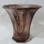 MURANO - Belíssimo vaso decorativo em murano, ricamente elaborado com interior fosqueado e exterior em nuances marrom, bordas onduladas, base geometrizada oitavada, fundo estrelado, medindo: alt 14,5 cm diam 15,5 cm.