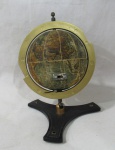 DIVERSOS - Um rádio com funcionamento a pilha em forma de Globo Terrestre confeccionado em madeira e plástico rígido, sobre base tripé. Medidas: alt 18,5 cm x larg da base 14 cm. Não testado e sem garantias de funcionamento.