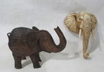 ESCULTURAS- Um elefante em cobre, e um adorno de parede em resina esmaltada, representando cabeça de elefante. Medidas: maior: alt 15 cm x comp 20 cm/ menor: alt 19,5 cm x larg 15,5 cm, aproximadamente.