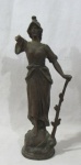 ESCULTURAS - Escultura em petit bronze, ricamente cinzelado, representando "Dama", medindo: alt 30 cm diam da base 7,5 cm. Falta um braço.