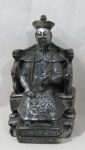 ESCULTURA - Escultura confeccionada em terracota, ricamente detalhada e revestida com placagem de prata envelhecida cinzelada com riqueza de detalhes, representando "Divindade Chinesa", medindo: 26 cm de altura x 15 cm de comprimento da base x 13 cm de largura da base. Possui falhas na placagem. Vide fotos!
