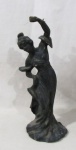 ABAJUR - Pé de abajur em pesado metal branco patinado, ricamente cinzelado, representando "Dançarina Clássica", Medindo: alt 36 cm x diam da base 13,5 cm. Não acompanha fiação e cúpula.