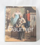 LIVROS - Um livro, com textos e ilustrações em tons preto, branco e rica policromia, intitulado "DAUMIER", Visions of Paris (Visões de Paris), publicado pela ROYAL ACADEMY OF ARTS. Medidas: 28 cm de altura x 24,5 cm de largura.