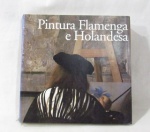 LIVROS - Um livro de capa dura, com textos e ilustrações em tons preto, branco e rica policromia, intitulado "PINTURA FLAMENGA E HOLANDESA", publicado pela SCALA. Medidas: 29,5 cm de altura x 29,5 cm de largura.
