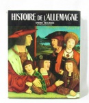 LIVROS - HISTÓRIA - Um livro francês de capa dura, com textos e ilustrações em tons preto, branco e rica policromia, intitulado "HISTOIRE DE L'ALLEMAGNE" ("HISTÓRIA DA ALEMANHA"), por ANDRÉ MAUROIS de l'Académie française (por ANDRÉ MAUROIS da Academia Francesa), publicado pela HACHETTE. Medidas: 29,5 cm de altura x 24,5 cm de largura.
