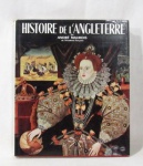 LIVROS - HISTÓRIA - Um livro francês de capa dura, com textos e ilustrações em tons preto, branco e rica policromia, intitulado "HISTOIRE DE L'ANGLETERRE" ("HISTÓRIA DA INGLATERRA"), por ANDRÉ MAUROIS de l'Académie française (por ANDRÉ MAUROIS da Academia Francesa), publicado pela HACHETTE. Medidas: 29,5 cm de altura x 24,5 cm de largura.