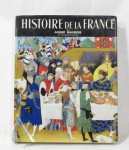 LIVROS - HISTÓRIA - Um livro francês de capa dura, com textos e ilustrações em tons preto, branco e rica policromia, intitulado "HISTOIRE DE LA FRANCE" ("HISTÓRIA DA FRANÇA"), por ANDRÉ MAUROIS de l'Académie française (por ANDRÉ MAUROIS da Academia Francesa), publicado pela HACHETTE. Medidas: 29,5 cm de altura x 24,5 cm de largura.