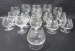 CRISTAL - Dezesseis copos para água em tamanhos e decorações distintas em demir cristal. Medida maior 13 cm X 7,5 cm e menor 10 cm X 5 cm.