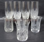 CRISTAL - Lote com 8 copos para água em tamanhos e decorações distintas em cristal europeu. 1 copo com bicado. Medida Maior 15 cm X 6,5 cm e menor 10 cm X 7,5 cm.