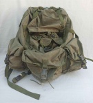 MILITARIA, uma (1) mochila na tonalidade verde, estrutura metálica, bastante sinais de uso, pequenos defeitos e consertos, vide fotos extra, medindo 48 x 32 cm.