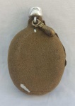 MILITARIA, um (1) antigo cantil, confeccionado em alumínio, festão em bronze, não possui tampa, possui mossas e marca possessória RESENDE, antecedida de legenda parcialmente legível e propositalmente apagada, capa em tecido verde oliva no estado e com furos, medindo 18,5 cm altura.