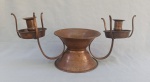 DIVERSOS, uma (1) floreira e candelabro para dois lumes, confeccionada artesanalmente em cobre ou metal acobreado, sem marca de manufatura aparente, medindo 42 x 17 x 16 cm, usado.