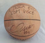 ESPORTE, uma (1) bola de basquetebol, autografada por OSCAR SCHMIDT (grafo tecnicamente falando é autentica por semelhança comparado com a grafia de outros autógrafos símiles), antecedido da legenda A BOLA ESTÁ COM VOCÊ, marca SPALDING, modelo SPORT  NBA, Made in China, peso inflada de 7 a 9 libras.