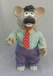 BRINQUEDO, um (1) boneco XAROPINHO do RATINHO, marca ESTRELA, modelo 11569-02, possui dispositivo sonoro a pilha não testado e faltando a tampa, vestes em tecido com fechamento em velcro, confeccionado em polímero e material emborrachado, sinais de gasto do uso, medindo 41 cm altura.