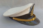 MILITARIA, um (1) quepe da Marinha do Brasil, tonalidade branca, possui manchas, fabricante ANTÃO FERREIRA Confecções Ltda., estabelecido na Rua Piraquara 1002, RJ, usado.