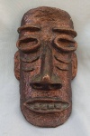 DIVERSOS, uma (1) máscara confeccionada artesanalmente em papel machê, motivo tribalista, patina na tonalidade bronze, sem assinatura, medindo 26 x 15 cm.