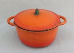 DIVERSOS, uma (1) panela de ferro com esmaltação na tonalidade laranja, marca LA CUISINE, usada, possui ligeiros sinais de oxidação, medindo 20 cm diâmetro.
