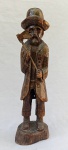 ARTE POPULAR, uma (1) escultura representando ancião de chapéu segurando um machado, entalhado em um bloco de madeira maciça, possui sinais xilófagos, de gasto, do tempo e pequenas perdas, vide fotos extra, sem assinatura, medindo 50 cm altura.