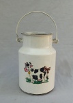 DIVERSOS, uma (1) leiteira com alça e sem tampa, confeccionada em alumínio com patina na tonalidade branca e pintura policromada representando vaca holandesa, medindo 20 cm altura.