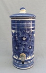 FAIANÇA, uma (1) antiga talha cilíndrica com tampa, ornamentação pintada a mão na técnica blue and white, com faixas e elementos vegetalistas, sem marca de manufatura aparente, numeração 655 pintada na base, possui pequenas perdas e defeitos, medindo 42 cm altura, vide fotos extra.