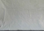 CAMA E MESA, uma (1) toalha de mesa retangular, confeccionada em tecido de algodão na tonalidade branca com bordado industrial acetinado, medindo 230 x 155 cm, acompanham 6 guardanapos adaptados de padronização semelhante, medindo aproximadamente 50 x 48 cm, usados e com poucas manchas.