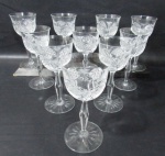 CRISTAL - Oito taças para água em cristal europeu translucido ricamente lapidado à mão, com caneluras e sulcos , haste longa e serrilhadas apoiada sobre base circular estrelada. 1 taça com bicado. Medida 18 cm X 8 cm.