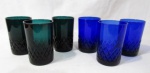 VIDRO - Seis copos para água em vidro nas cores azul e verde  em formato cilíndrico decorados com caneluras losangos. Medidas: 12 cm de altura x 8 cm de diâmetro