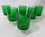 VIDRO LUMINARC - Seis (6) taças para água, translúcidas, bojo de formato cilíndrico na tonalidade verde, base e fuste incolores, de fabricação francesa .Pés bolacha Medidas: 11,5 cm de altura x 6,5 cm de diâmetro.