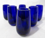 VIDRO - Seis copos em vidro na cor azul cobalto para shot. Medida 8 cm X  3 cm.