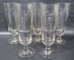 VIDRO - 5 tulipas para chopp em vidro translúcido, anos 50, lapidada a mão com ramos de trigos e guirlandas de flores de parreiras apoiadas sobre pé bolacha. Medidas: 22 x 8 cm.