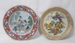 PORCELANA - Dois pratos decorativos em porcelana vitrificada branca, sendo um feito na China e um pintado a mão no ano de 1985, apresenta rica ornamentação policromática de motivos vegetalistas, zoomórficos e cenas de Gueixas, realçados em douração, bordas filetadas à ouro, marcados no fundo. Med. maior: diam 26,5 cm/ menor: diam 25,5 cm. Vide fotos extras!
