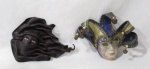 COLECIONISMO - Lote contendo duas máscaras para adorno de parede, sendo uma veneziana em faiança, pintada à mão, ornamentada com desenhos artesanais ricamente policromados e chapéu, e oura em couro conforme fotos. Medidas: 15,5 cm de altura, aproximadamente.